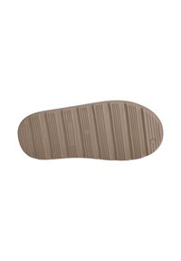Brun gummisul med strukturerade räfflor och ribbor. Har en rundad tå och en cirkulär logotyp nära kanten.