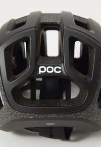 POC Fahrradhelm in mattem Schwarz mit strukturierten Lüftungsöffnungen, strukturierter Oberfläche und verstellbaren Riemen. Mit "Ventral"-Schriftzug an der Seite.