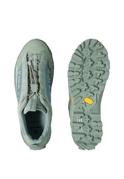 Světle zelená teniska s rychlým šněrováním, značková "FIRE + ICE", zobrazený pohled shora a podrobná texturovaná podrážka se žlutým logem Vibram.