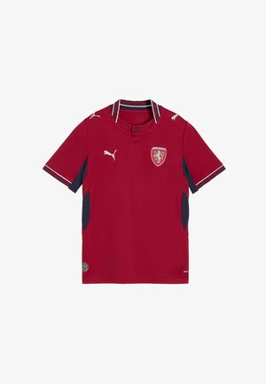 Czerwona koszulka z krótkim rękawem z granatowymi akcentami, kołnierzykiem na guziki i haftowanym logo. Wykonana z oddychającej tkaniny, z bocznymi panelami dla lepszego dopasowania.