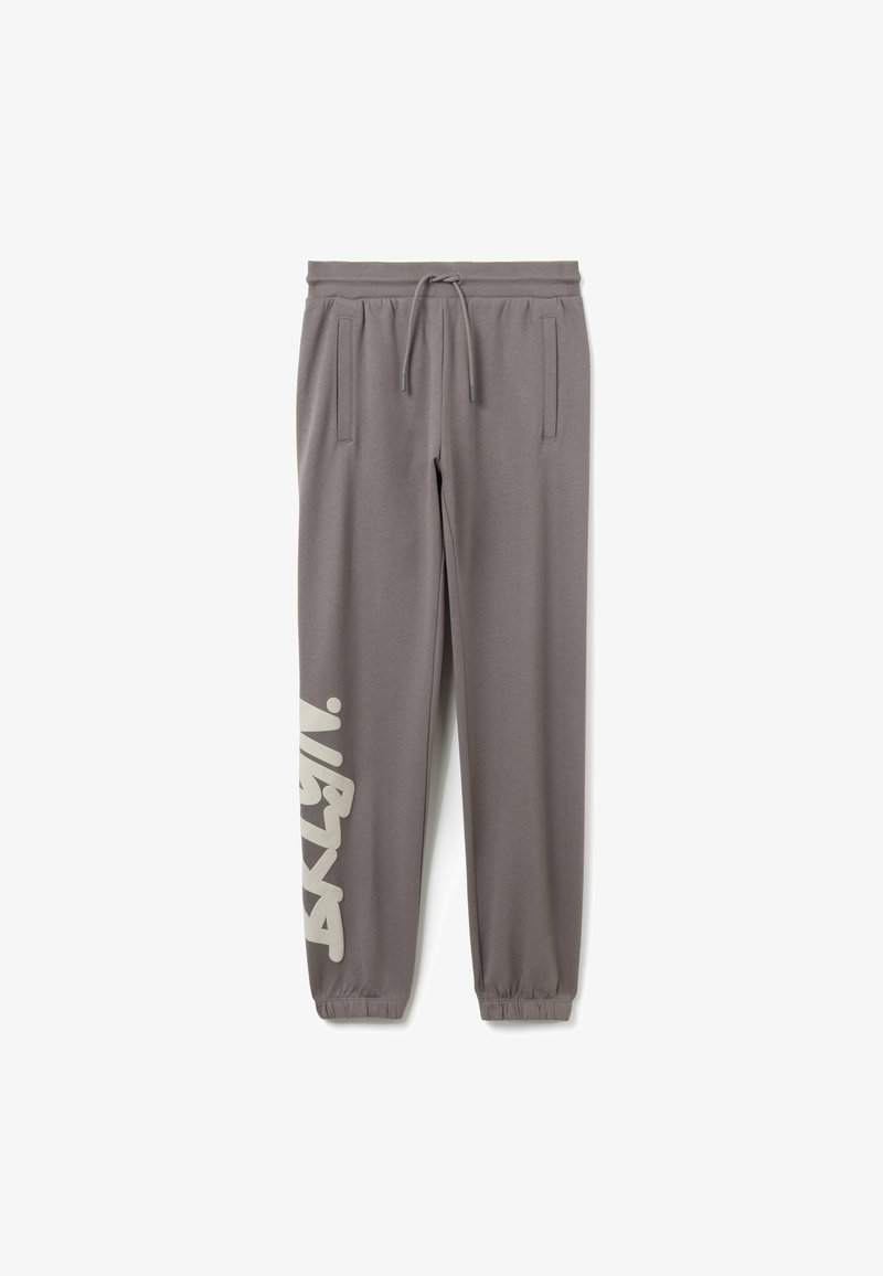 Graue sportliche Jogginghosen aus weichem Stoff mit einem Tunnelzugbund, zwei Seitentaschen und einem großen weißen Logo am linken Bein.
