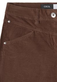 Pantalon en velours côtelé marron avec poche avant, passants pour ceinture, rivets argentés, fermeture par bouton, et étiquette de marque "CECIL" à l'intérieur de la ceinture.