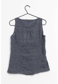 Šedý bezrukávový top na ramínku, vyrobený z texturované látky s vertikálními liniemi a jemným nabráním u výstřihu.