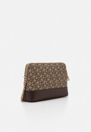 Bruine rechthoekige clutch met monogrampatroon, gouden rits en kettinkdetail, tegen een effen witte achtergrond.