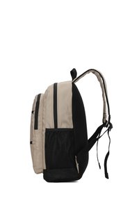 Zaino beige e nero con due tasche laterali, schienale in rete, spallacci imbottiti e zip. Tessuto liscio e testurizzato. Progettato per comfort e utilità.