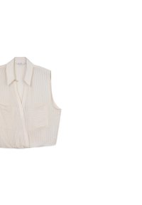 Blouse sans manches beige clair avec un col, fermeture à boutons sur le devant et deux poches poitrine arborant un motif rayé vertical subtil.