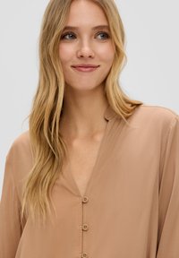 QS Overhemdblouse - sandstein