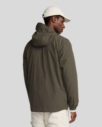 Olivenfarbene, leichte Jacke mit Kapuze, elastischen Bündchen und lockerer Passform. Verfügt über eine glatte Textur und ein minimales Design für Vielseitigkeit.
