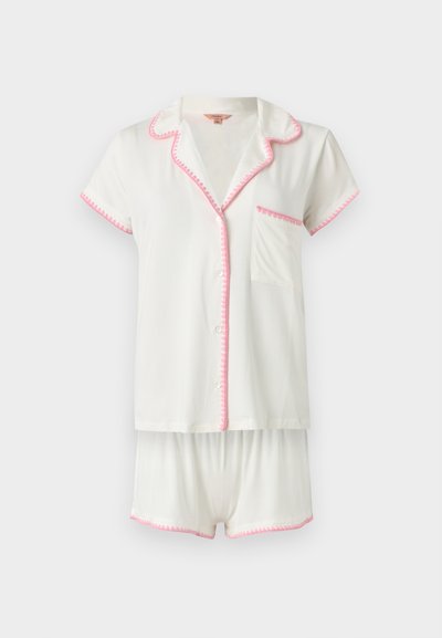 Λευκό πουκάμισο πιτζάμα με κοντά μανίκια και κουμπιά και ταιριαστό σορτσάκι με ροζ κυματιστό τελείωμα στις άκρες και τσέπη στο στήθος στο τοπ.