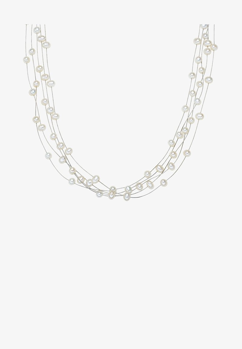Multistrengs halskæde med hvide perler på tynde sølvtråde, hvor perlerne har varierende størrelser, hvilket skaber et delikat, lagdelt design.