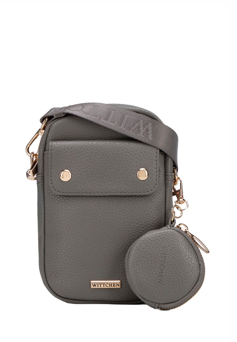Grau strukturiertes Leder-Crossbody-Tasche mit goldfarbenen Beschlägen, Fronttasche und abnehmbarem Münzbeutel. Verstellbarer Schulterriemen mit gestanztem Logo-Detail.
