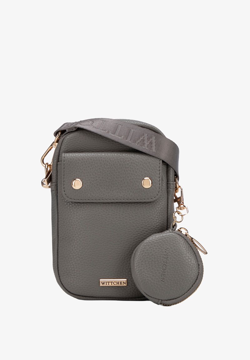 Šedá texturovaná kožená crossbody taška se zlatým kováním, přední kapsou a odnímatelným pouzdrem na mince. Nastavitelný popruh s embosovaným logem.