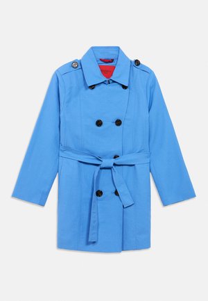 Blauwe double-breasted trenchcoat met zwarte knopen, tailleceintuur, schouderepauletten en een opgevouwen kraag op een effen achtergrond.