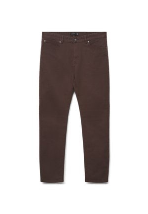 Dunkelbraune Slim-Fit-Hose mit Vordertaschen, Gürtelschlaufen und Knopfverschluss, flach auf weißem Hintergrund liegend.