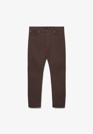 Dunkelbraune Slim-Fit-Hose mit Vordertaschen, Gürtelschlaufen und Knopfverschluss, flach auf weißem Hintergrund liegend.