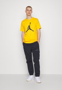 Jordan JUMPMAN SS CREW - T-shirt estampada - taxi