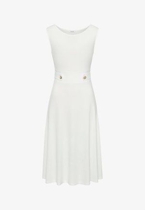 Vestido midi blanco sin mangas con cintura ajustada que cuenta con dos botones plateados, escote redondo y falda ligeramente acampanada.