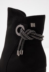 Laura Biagiotti Botines de tacón - black