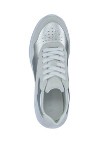 Weiße und silberne Sneaker mit Schnürsenkeln, perforiertem Zehenbereich und gepolstertem Kragen, von oben auf einem weißen Hintergrund gezeigt.