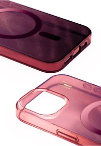 Gennemsigtigt bordeaux telefonetui med glimmer, med udskæringer til knapper og kamera, med "IDEAL OF SWEDEN" trykt i guld.