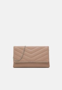 Beige kabelka na ruku s chevron prošívaným vzorem, stříbrným řetízkovým popruhem a překlopem. Hladký povrch s kontrastním prošíváním.