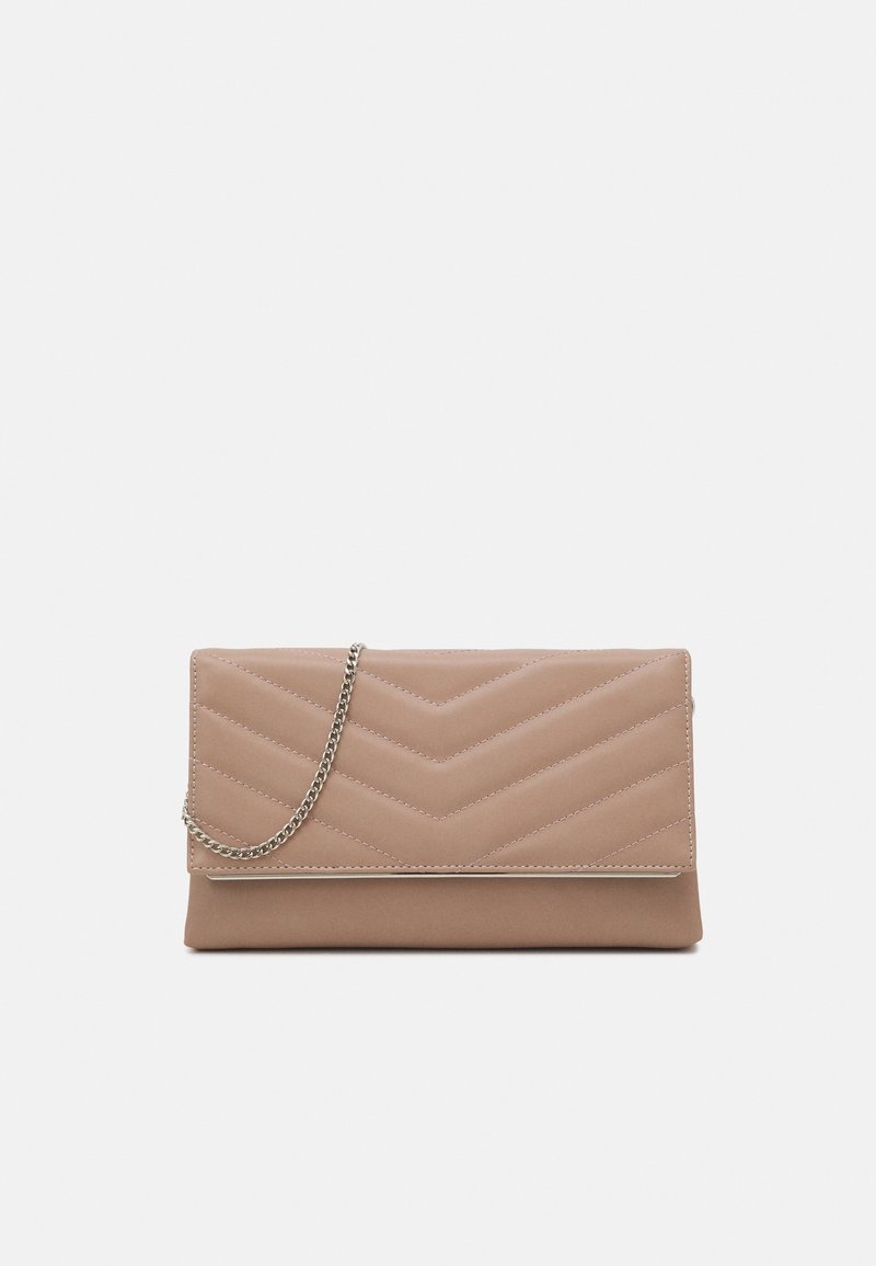 Beige kabelka na ruku s chevron prošívaným vzorem, stříbrným řetízkovým popruhem a překlopem. Hladký povrch s kontrastním prošíváním.