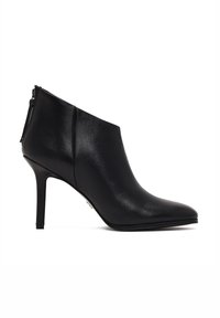 Botín negro de cuero hasta el tobillo con punta afilada, tacón de aguja y cierre de cremallera en la parte trasera. Textura suave con un acabado brillante.