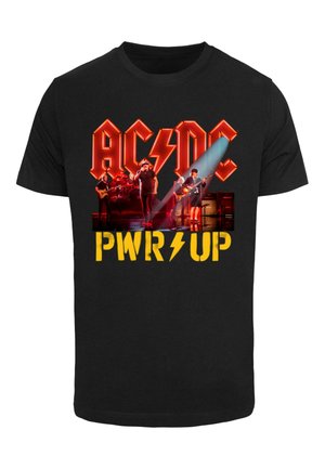 Camiseta de algodón negra que presenta el logo de "AC/DC" en rojo, un rayo y "PWR UP" en un amarillo brillante, con un gráfico de la banda impreso en el centro.