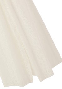 Tessuto di pizzo avorio con un motivo floreale, caratterizzato da bordi ondulati e una consistenza delicata. Il design è trasparente con dettagli intricati.