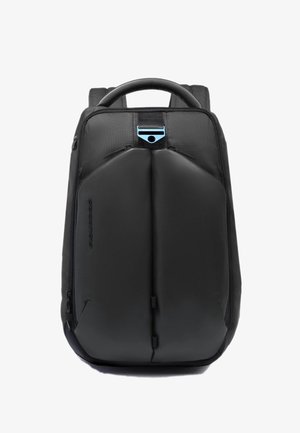 Zaino nero con esterno liscio e imbottito, forma sagomata, tessuto testurizzato e un accento blu vicino alla maniglia superiore.