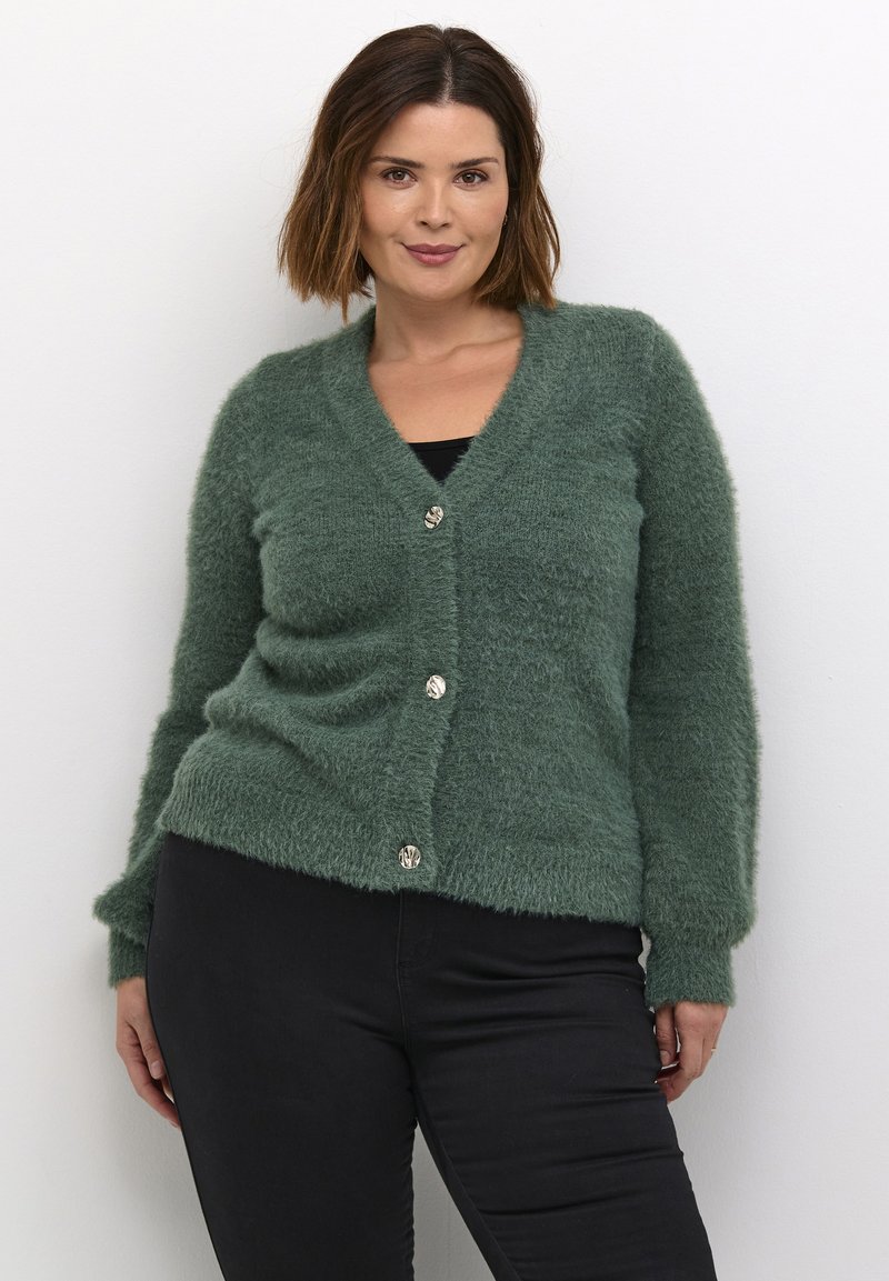 Grøn fuzzy cardigan med v-hals, fem sølvknapper og lange ærmer, med en blød tekstur og afslappet pasform.