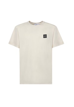 Beige T-shirt met korte mouwen en een ronde hals, met een kleine zwarte vierkante logopatch op de linkerborst.
