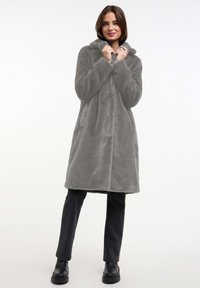 Grijze fauxfur jas met een capuchon, lange mouwen, zakken aan de voorkant en een middellange snit. Zachte textuur en een eenvoudig, strak ontwerp.