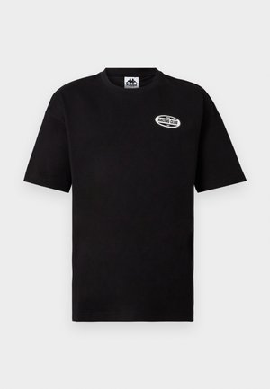 Zwart Kappa T-shirt met korte mouwen, voorzien van een ovalen "Racing Club"-logo op de linkerborst en een ronde hals.