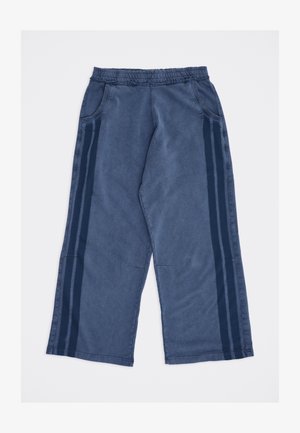 Pantalon bleu à jambes larges avec taille élastique, poches latérales et rayures verticales foncées le long des jambes extérieures.