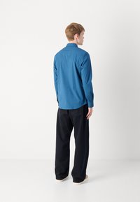 Calvin Klein SOLID STRETCH SLIM SHIRT - Επίσημο πουκάμισο - alfalfa blue