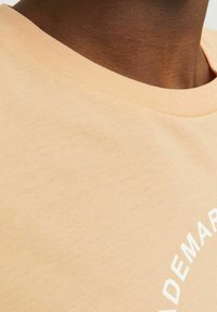 Jack & Jones RUNDHALS - T-shirt con stampa - apricot ice