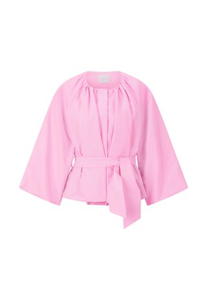 Hele roosa pikkade varrukatega pluus, kus on kogutud kaelus ja lai kangast vöö vöökohal sõlmitud, lahtise lõikega ja pehmete voltidega.