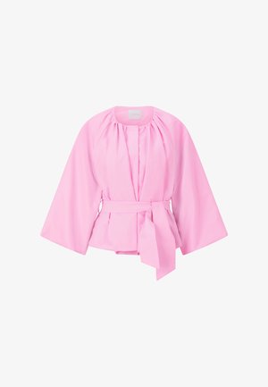 Lichtroze blouse met lange mouwen, een geplooide halslijn en een brede stoffen riem die in de taille is gestrikt, losse pasvorm met zachte plooien.