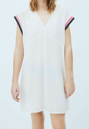 Hvid A-linje kjole med V-hals og ærmer med cap-sleeve. Blå og lyserøde accentstriber på skuldrene. Letvægtsstof med en glat overflade.