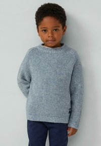 Helles blaues Strickpullover mit rundem Ausschnitt, gerippten Bündchen und Saum. Verfügt über ein strukturiertes Muster und ein kleines Etikett an der unteren Seite.