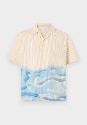 Camicia a maniche corte con bottoni, caratterizzata da strisce verticali gialle e bianche, con un motivo di onde oceaniche blu nella parte inferiore. Tessuto in misto cotone.