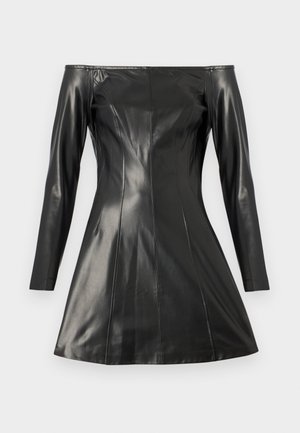 Fekete, váll nélküli ruha sima bőrből. Hosszú ujjakkal, testre szabott fazonnal és harangszoknyával rendelkezik. Figyelemfelkeltő varrások és textúrabeli részletek jellemzik.