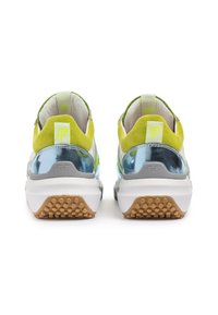 Vista posteriore di sneakers che presentano una combinazione di suede verde e accenti blu metallici, con una suola bianca e grigia e una grip in gomma testurizzata.