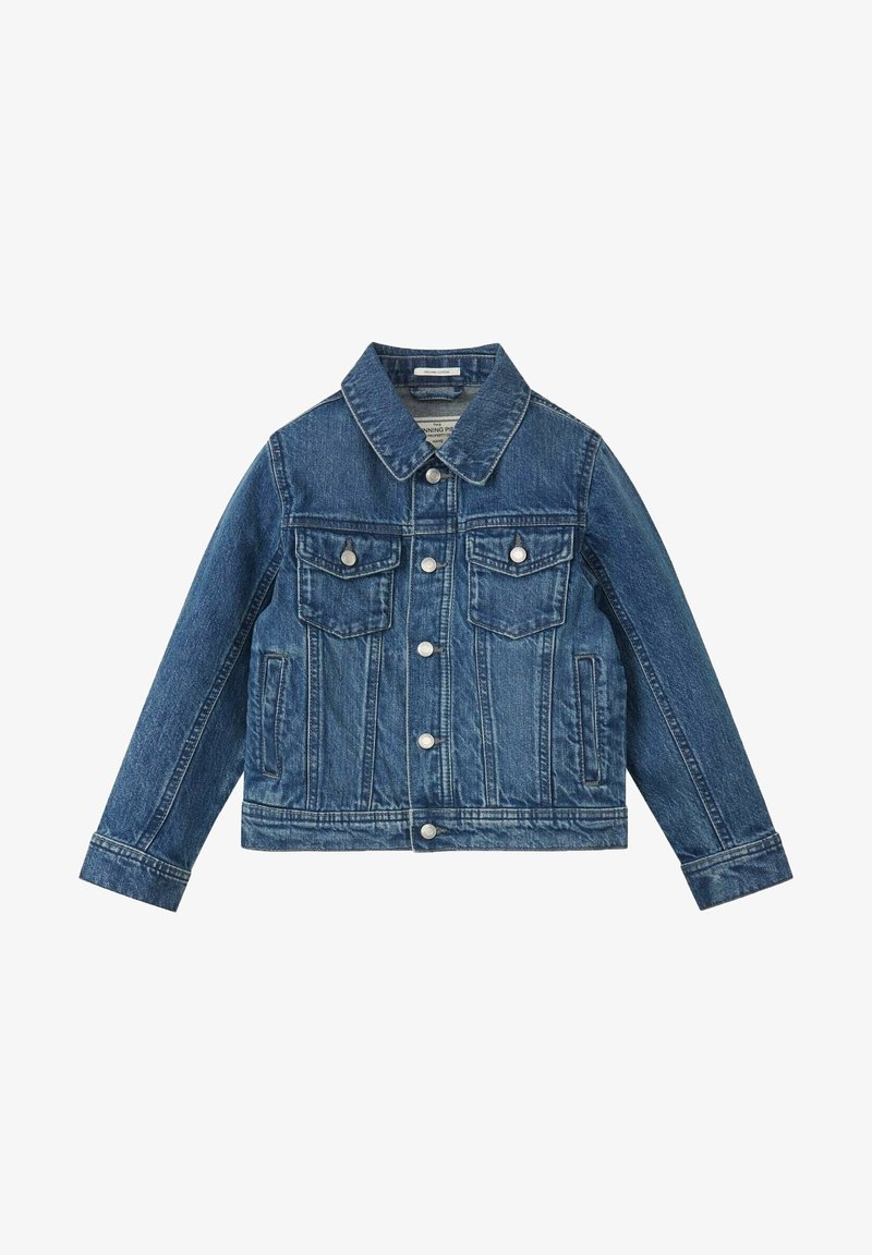 Giacca in denim di colore blu scuro, con colletto classico, due tasche sul petto, chiusura frontale con bottoni e maniche lunghe con polsini a bottone.