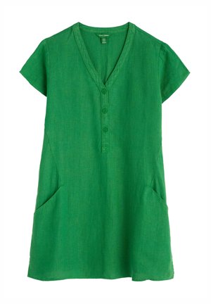 Vestido de lino verde con escote en V, mangas cortas y dos bolsillos laterales. Presenta un detalle de botones en el frente y un corte holgado.