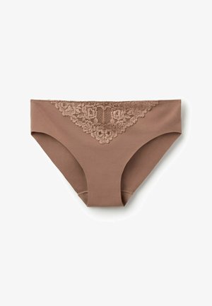 Slip marrón hecho de una tela suave con borde de encaje en la parte delantera. El encaje presenta patrones florales y un diseño texturizado.