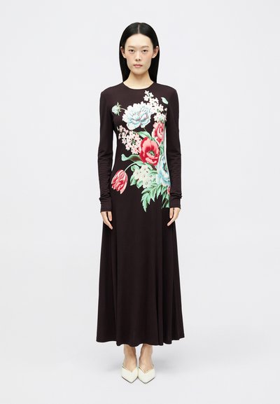 Abito in jersey nero a maniche lunghe con stampe floreali colorate. Presenta un colletto rotondo e una silhouette fluida a forma di A, con polsini aderenti.