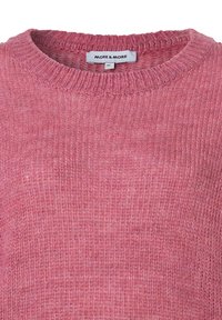 Roze gestructureerde gebreide trui met een ribgebreide ronde hals, voorzien van een label van "MORE & MORE" en een casual pasvorm.