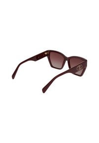 Occhiali da sole angolari di un burgundy scuro con lenti sfumate, dotati di dettagli in oro sulle tempie. Montatura in plastica liscia.